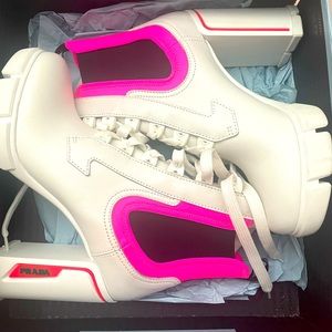 Prada
Monolith leather lace up boots (very good condition)